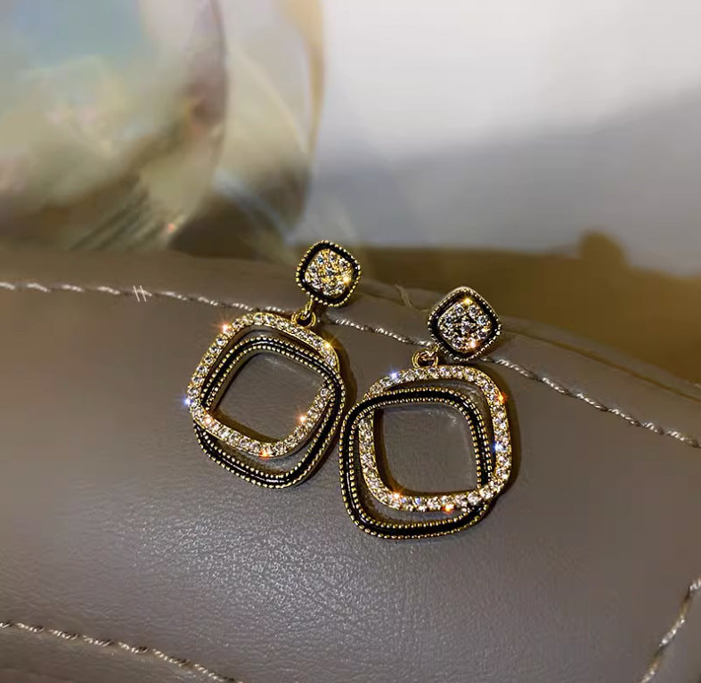 UNI-10572 - Blinky Square - Earring