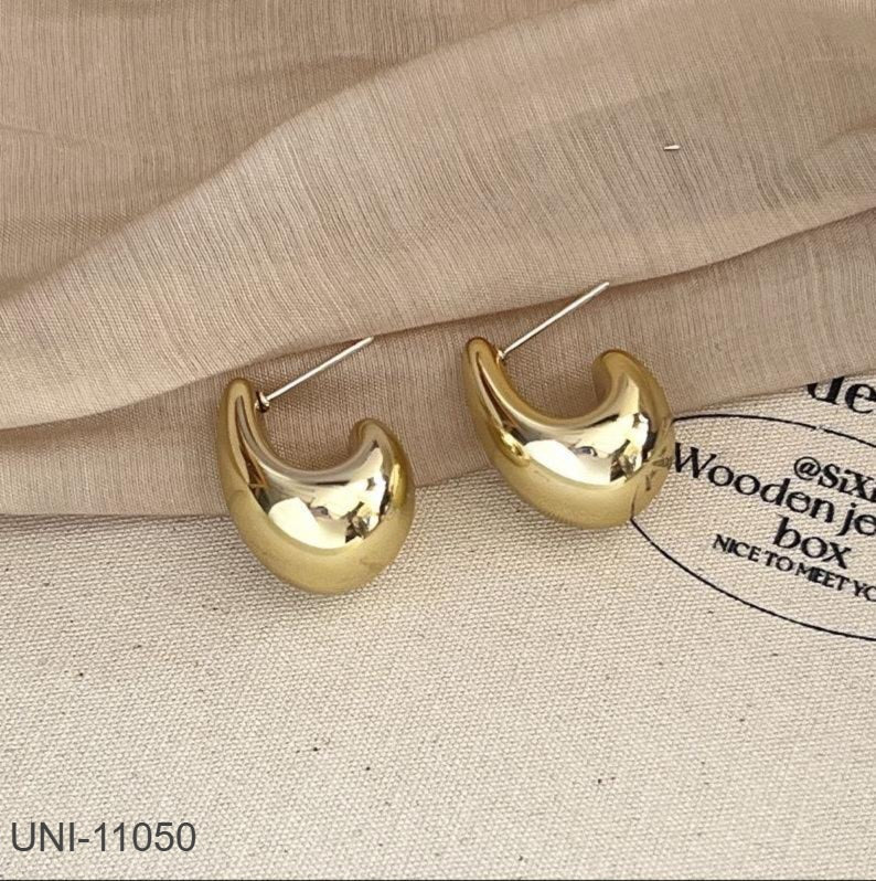 UNI Curved Gold Earring