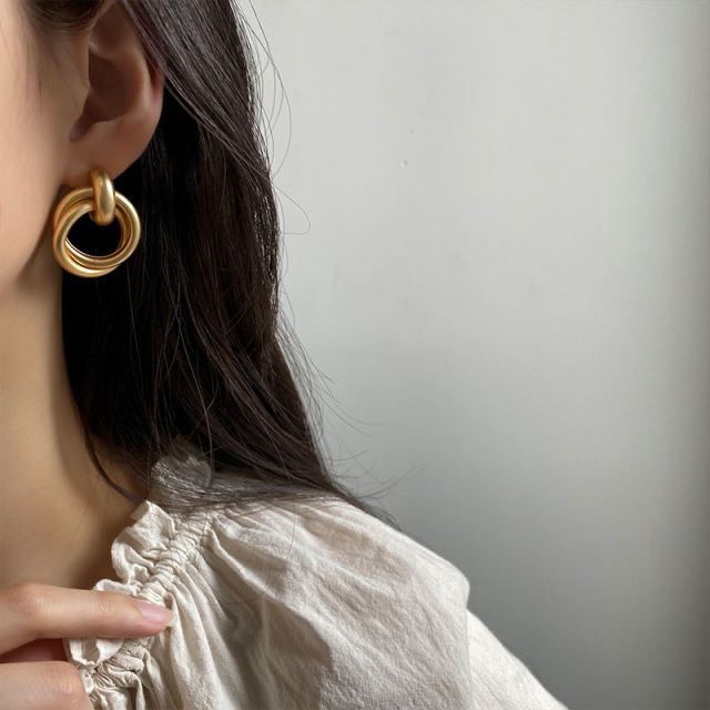 UNI- 11070 - Classy Round Gold - Earring Style 1