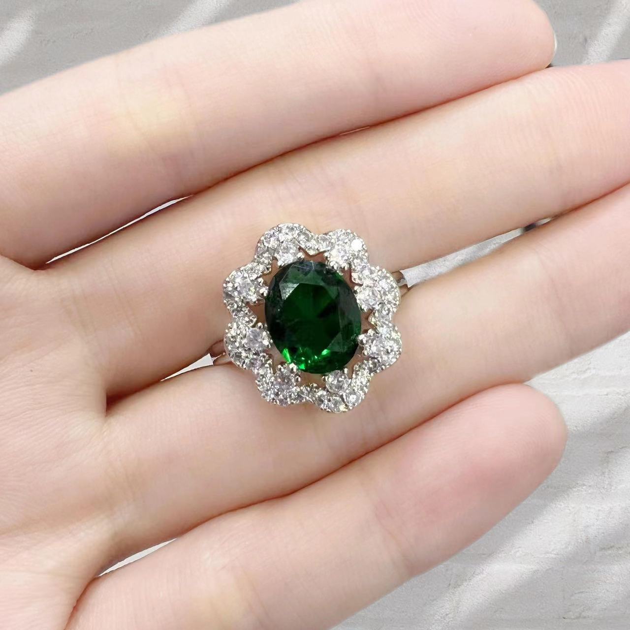 UNI-11045 - Oval Green Diamond - Jewelry Set