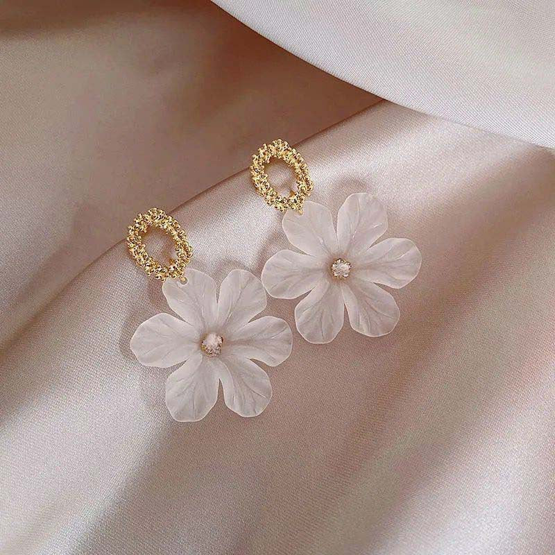 UNI-10030 - White Flower Gold - Earring