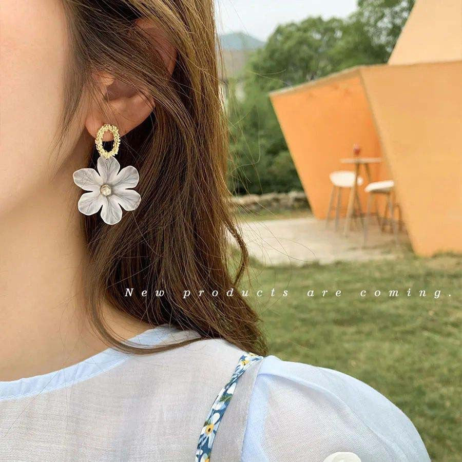 UNI-10030 - White Flower Gold - Earring