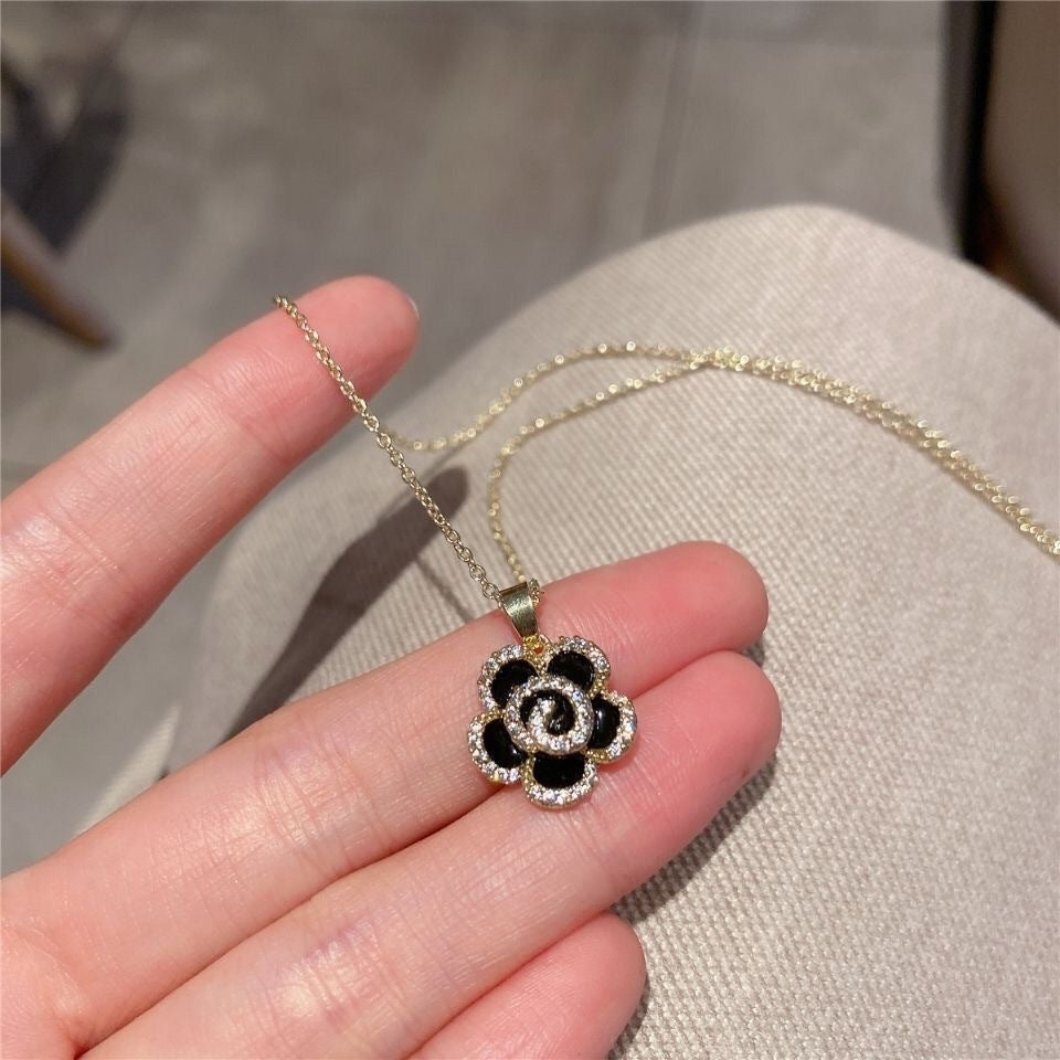UNI-10050 - Diamond Flower Black & Gold - Necklace