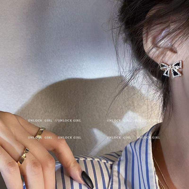 UNI-10052 - Black & White Diamonds Bow - Earring