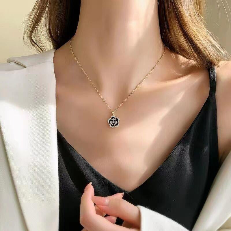 UNI-10050 - Diamond Flower Black & Gold - Necklace