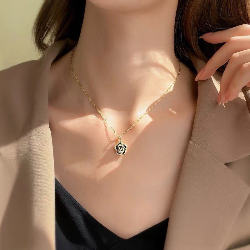 UNI-10050 - Diamond Flower Black & Gold - Necklace